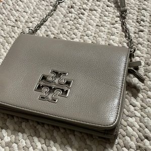 NEW W/O TAGS TORY BURCH GRAY LOGO CROSSBODY